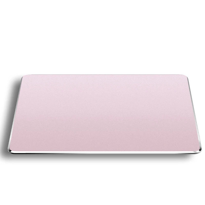 Hochwertiges Mauspad aus Aluminiumlegierung mit beidseitigem Design für präzise Steuerung und elegantes Arbeiten im Büro oder Homeoffice. Die glatte Oberfläche sorgt für schnelle, leise und exakte Mausbewegungen – ideal für Arbeit und Gaming.