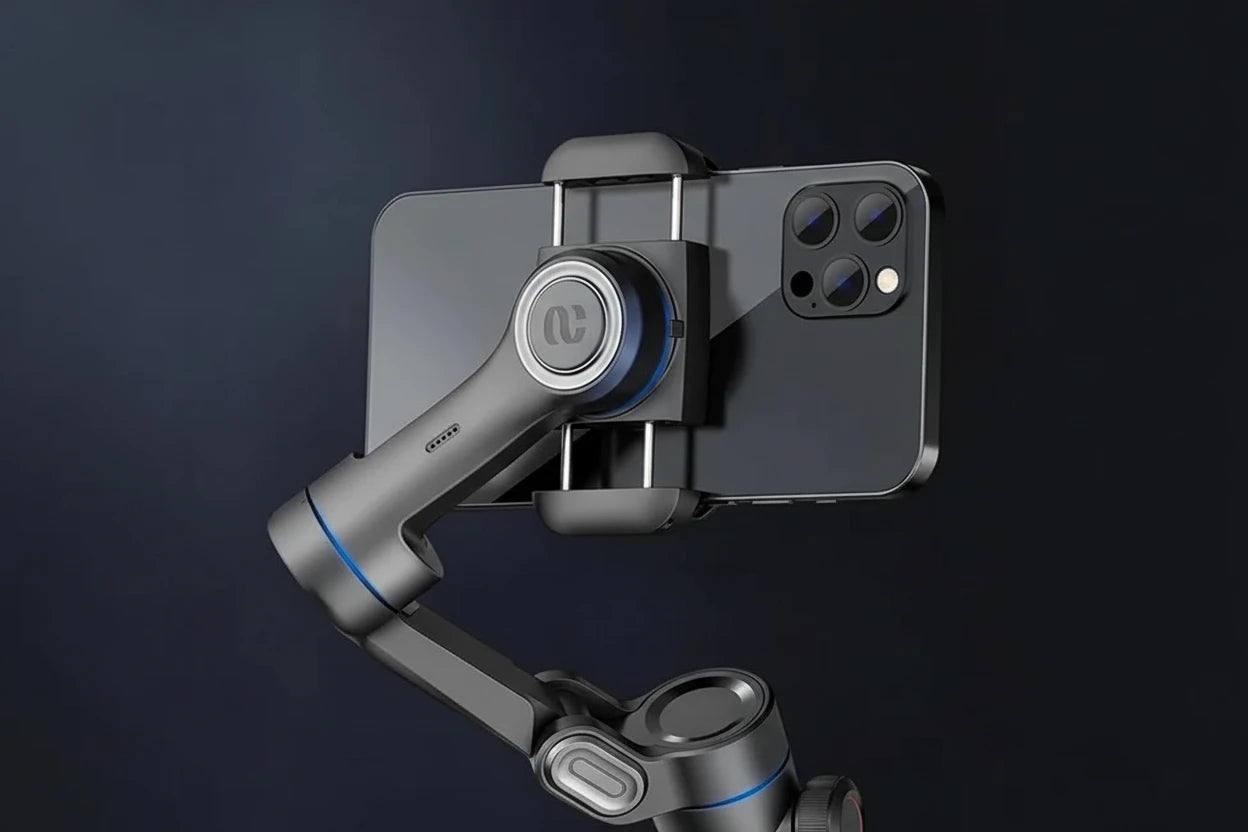 Kompakter Smartphone Gimbal – 3-Achsen Stabilisierung & KI-Tracking
Tragbarer Gimbal-Stabilisator für ruhige und professionelle Videoaufnahmen mit dem Smartphone. Die 3-Achsen-Stabilisierung reduziert Verwacklungen, während die KI-Gesichtserkennung automatisch Motive verfolgt. Ideal für Vlogging, Live-Streaming, Social Media und mobile Fotografie. Kompatibel mit iPhone- und Android-Smartphones.