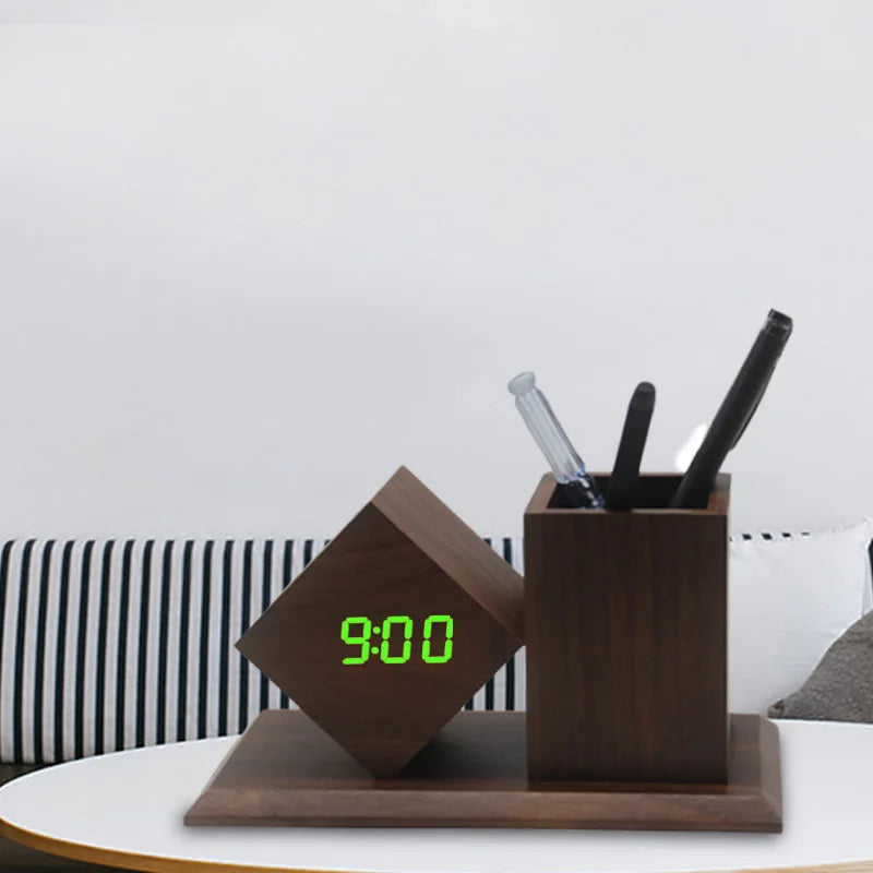 Moderne Holz-Digitaluhr mit integriertem Stiftehalter für mehr Ordnung auf dem Schreibtisch. Das 3-in-1 Design kombiniert LED-Uhr, Organizer und Stiftehalter in einem platzsparenden Gehäuse. Mit USB- oder Batteriebetrieb, natürlicher Holzoptik und praktischer Aufbewahrung ist sie ideal für Homeoffice, Büro oder Arbeitszimmer.