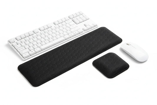Ergonomisches 2-in-1 Handgelenkauflagen Set – komfortabel arbeiten im Home Office
Dieses hochwertige Set für Tastatur und Maus aus Memory Foam passt sich perfekt an deine Handgelenke an und sorgt für mehr Komfort bei langen Arbeitszeiten. Das ergonomische Design unterstützt eine gesunde Haltung, während die rutschfeste Unterseite Stabilität garantiert. Perfekt für produktives Arbeiten im Home Office, Büro oder beim Gaming.