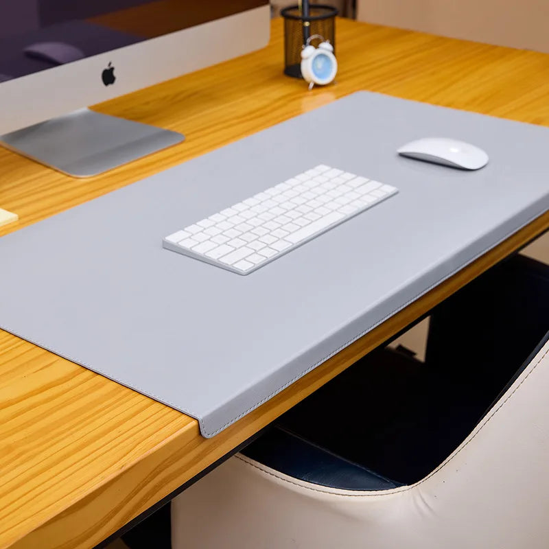 Große ergonomische Schreibtischunterlage mit integrierter Armauflage für mehr Komfort beim Arbeiten, Lernen oder Gaming. Die weiche Polsterung entlastet Handgelenke und Ellenbogen, während die große Fläche Platz für Laptop, Tastatur und Maus bietet. Strapazierfähiges PU-Material, rutschfeste Unterseite und faltbares Design machen sie praktisch, pflegeleicht und ideal für Homeoffice oder Büro.