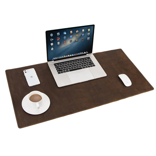 Premium Schreibtischunterlage aus echtem Leder – stilvoll arbeiten im Home Office
Diese edle Schreibtischunterlage aus echtem Rindsleder kombiniert elegantes Design mit hoher Funktionalität. Sie schützt deinen Arbeitsplatz, bietet eine große, glatte Oberfläche und sorgt für maximalen Komfort bei der täglichen Arbeit. Perfekt für ein hochwertiges und professionelles Home Office Setup.