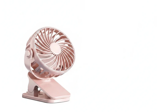 Tragbarer Clip-Ventilator mit 720° Rotation für flexible Luftzirkulation in jedem Winkel. Mit 3 Geschwindigkeitsstufen und integriertem LED-Nachtlicht sorgt er für Komfort bei Tag und Nacht. Dank Clip-, Tisch- oder Wandmontage vielseitig einsetzbar im Homeoffice, Schlafzimmer oder unterwegs. Wiederaufladbar per USB, kompakt und leicht – ideal für Reisen, Büro und Camping.