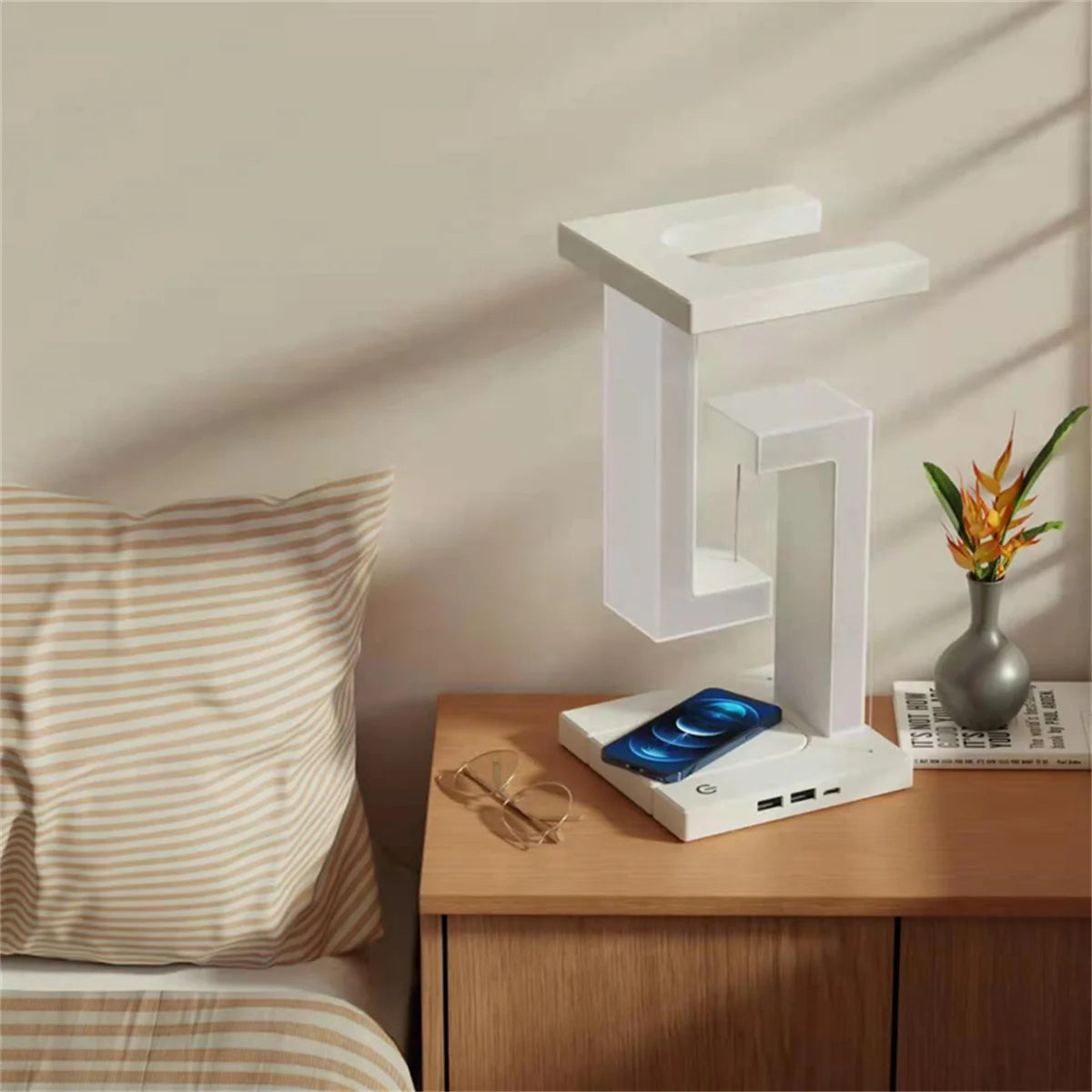 Schwebende Tischlampe mit Wireless Charger – Design trifft Funktion im Home Office
Diese außergewöhnliche LED Lampe mit schwebendem Design ist ein echter Hingucker und bietet gleichzeitig kabelloses Laden, USB-Anschluss und dimmbares Licht. Ideal für alle, die modernes Design und smarte Funktionen in ihrem Home Office oder Schlafzimmer kombinieren möchten.