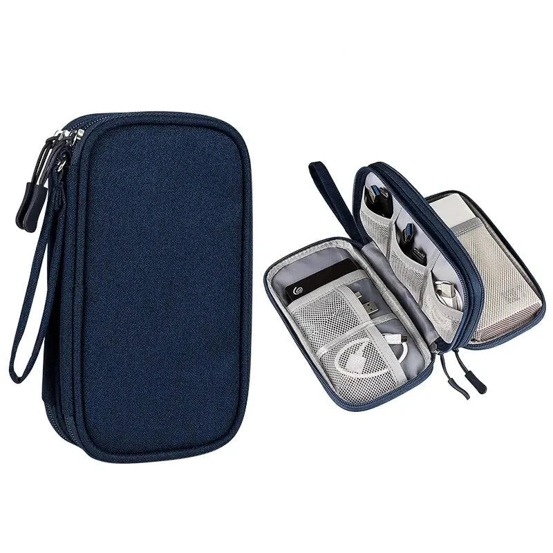 Kabel Organizer Tasche im Home Office auf dem Schreibtisch blau