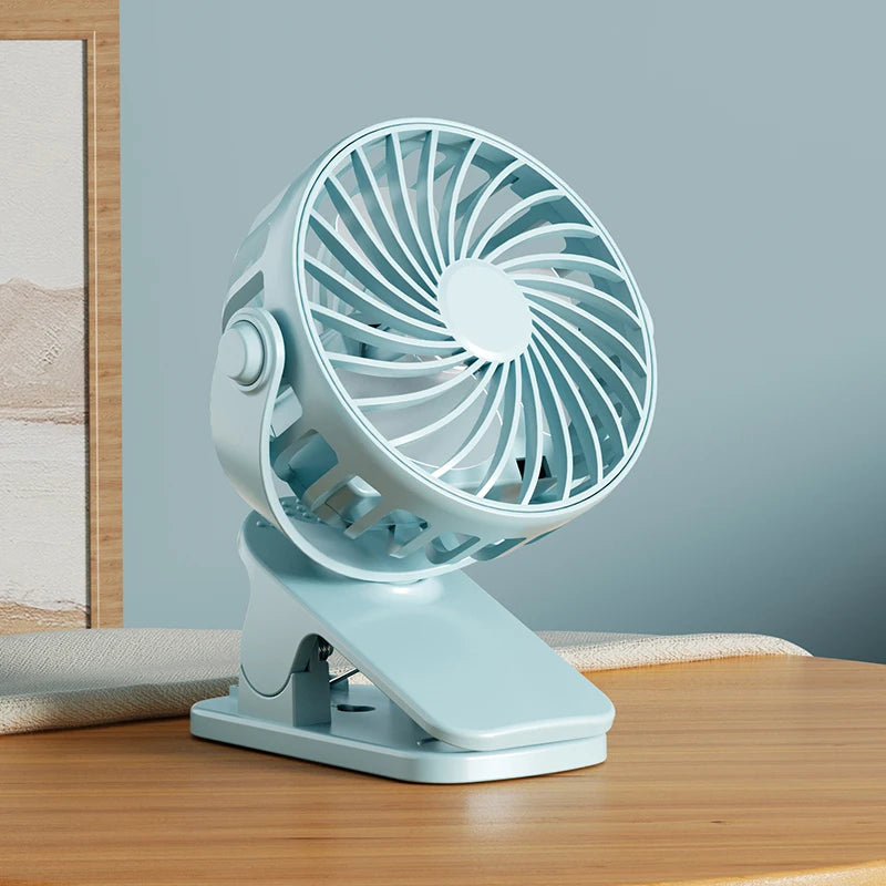 Tragbarer Clip-Ventilator mit 720° Rotation für flexible Luftzirkulation in jedem Winkel. Mit 3 Geschwindigkeitsstufen und integriertem LED-Nachtlicht sorgt er für Komfort bei Tag und Nacht. Dank Clip-, Tisch- oder Wandmontage vielseitig einsetzbar im Homeoffice, Schlafzimmer oder unterwegs. Wiederaufladbar per USB, kompakt und leicht – ideal für Reisen, Büro und Camping.