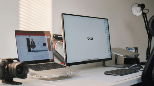 ergonomisches Home Office Home Office einrichten ergonomischer Arbeitsplatz zuhause Laptopständer Home Office Home Office Tipps produktiv arbeiten zuhause