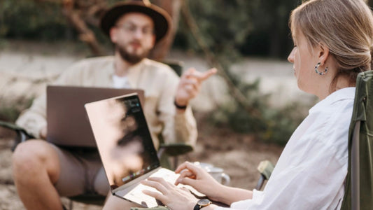 Digital Nomad Setup mit Laptop, Zubehör und Home Office Gadgets für mobiles Arbeiten unterwegs