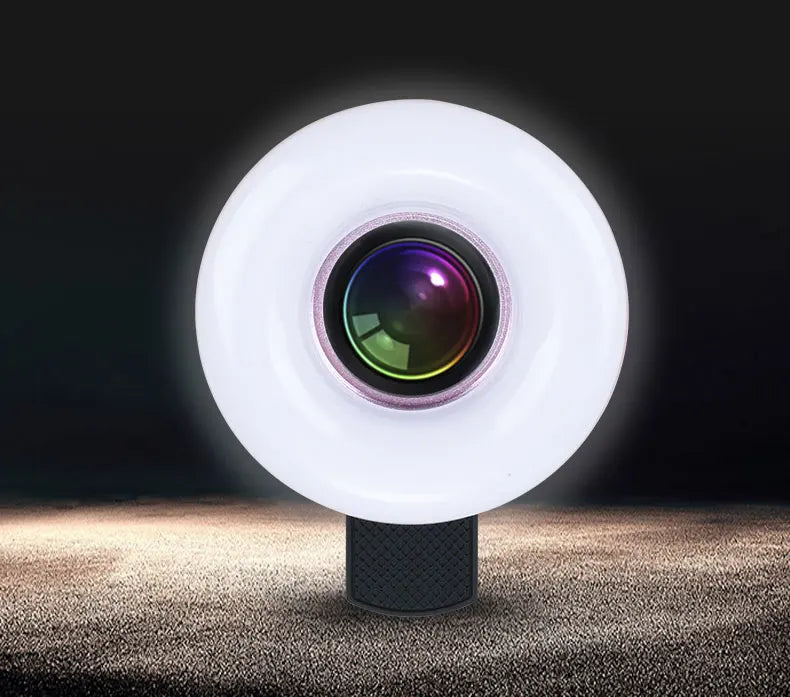 Kompakte LED-Selfie-Lampe mit integrierter 15-fach Makro-Linse für detailreiche Nahaufnahmen, Vlogs, Livestreams und Fotos. Einfach anzuklipsen, leicht zu transportieren und sofort einsatzbereit.