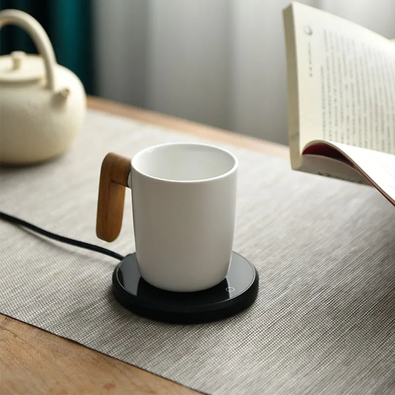 Kompakter USB-Tassenwärmer für Zuhause & Büro – Hält Kaffee, Tee, Milch oder Kakao stundenlang warm. Elegantes, platzsparendes Design mit automatischer Abschaltung nach 8 Stunden – ideal für Schreibtisch, Homeoffice oder als Geschenk.
