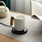 Kompakter USB-Tassenwärmer für Zuhause & Büro – Hält Kaffee, Tee, Milch oder Kakao stundenlang warm. Elegantes, platzsparendes Design mit automatischer Abschaltung nach 8 Stunden – ideal für Schreibtisch, Homeoffice oder als Geschenk.