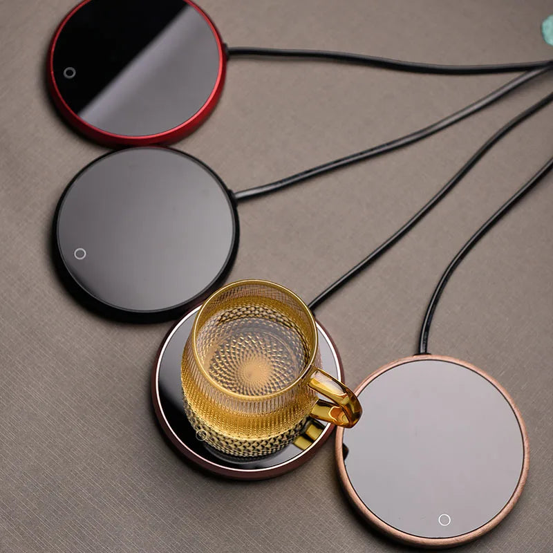 Kompakter USB-Tassenwärmer für Zuhause & Büro – Hält Kaffee, Tee, Milch oder Kakao stundenlang warm. Elegantes, platzsparendes Design mit automatischer Abschaltung nach 8 Stunden – ideal für Schreibtisch, Homeoffice oder als Geschenk.