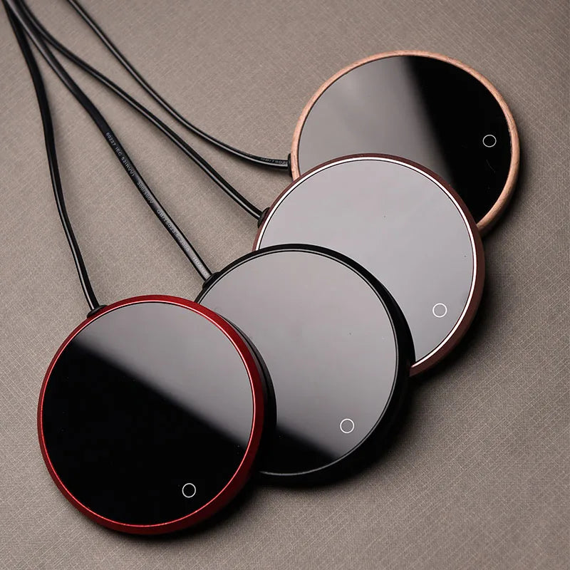 Kompakter USB-Tassenwärmer für Zuhause & Büro – Hält Kaffee, Tee, Milch oder Kakao stundenlang warm. Elegantes, platzsparendes Design mit automatischer Abschaltung nach 8 Stunden – ideal für Schreibtisch, Homeoffice oder als Geschenk.
