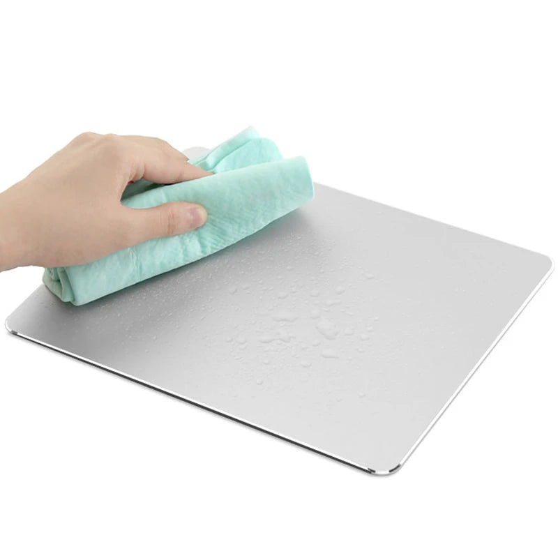 Hochwertiges Mauspad aus Aluminiumlegierung mit beidseitigem Design für präzise Steuerung und elegantes Arbeiten im Büro oder Homeoffice. Die glatte Oberfläche sorgt für schnelle, leise und exakte Mausbewegungen – ideal für Arbeit und Gaming.
