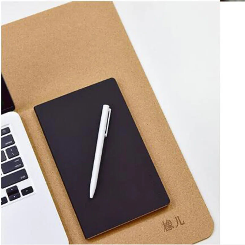 Mauspad aus natürlichem Kork für einen stilvollen und aufgeräumten Arbeitsplatz. Das wasser- und schmutzabweisende Material ist pflegeleicht und eignet sich ideal für Homeoffice und Büro. Erhältlich in zwei Größen: Medium 400 × 550 mm und Large 400 × 800 mm.