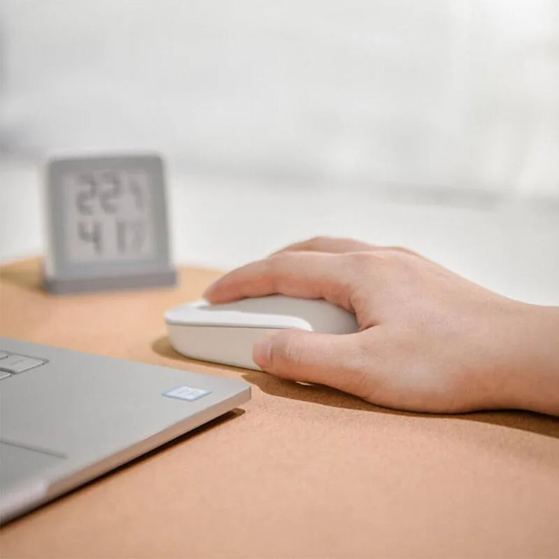Mauspad aus natürlichem Kork für einen stilvollen und aufgeräumten Arbeitsplatz. Das wasser- und schmutzabweisende Material ist pflegeleicht und eignet sich ideal für Homeoffice und Büro. Erhältlich in zwei Größen: Medium 400 × 550 mm und Large 400 × 800 mm.