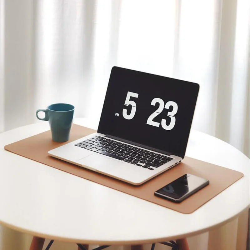 Mauspad aus natürlichem Kork für einen stilvollen und aufgeräumten Arbeitsplatz. Das wasser- und schmutzabweisende Material ist pflegeleicht und eignet sich ideal für Homeoffice und Büro. Erhältlich in zwei Größen: Medium 400 × 550 mm und Large 400 × 800 mm.
