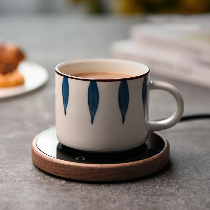 Kompakter USB-Tassenwärmer für Zuhause & Büro – Hält Kaffee, Tee, Milch oder Kakao stundenlang warm. Elegantes, platzsparendes Design mit automatischer Abschaltung nach 8 Stunden – ideal für Schreibtisch, Homeoffice oder als Geschenk.