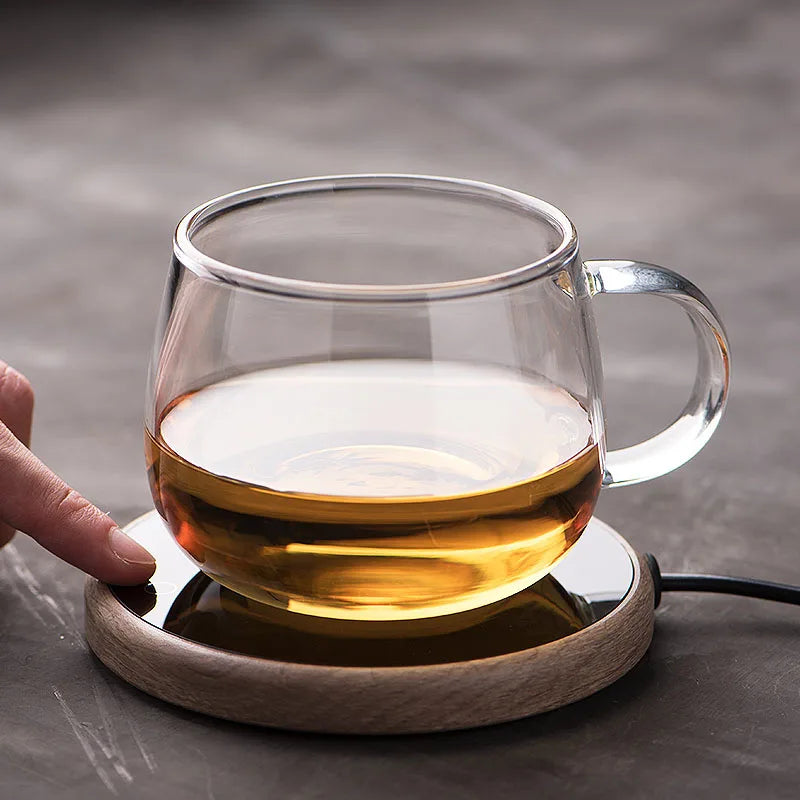 Kompakter USB-Tassenwärmer für Zuhause & Büro – Hält Kaffee, Tee, Milch oder Kakao stundenlang warm. Elegantes, platzsparendes Design mit automatischer Abschaltung nach 8 Stunden – ideal für Schreibtisch, Homeoffice oder als Geschenk.