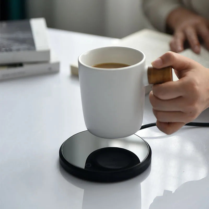 Kompakter USB-Tassenwärmer für Zuhause & Büro – Hält Kaffee, Tee, Milch oder Kakao stundenlang warm. Elegantes, platzsparendes Design mit automatischer Abschaltung nach 8 Stunden – ideal für Schreibtisch, Homeoffice oder als Geschenk.