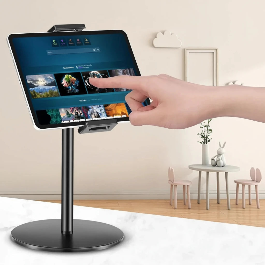 Tablet- & Monitorständer für Homeoffice & Büro – Höhenverstellbar, 360° drehbar und kompatibel mit 4,7"–17,3" Geräten. Stabiler Metallarm, rutschfeste Basis und ergonomische Sicht auf Augenhöhe für produktives Arbeiten, Streaming oder Lesen – platzsparend und flexibel einsetzbar.
