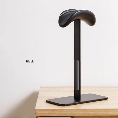 Eleganter Kopfhörerständer aus Aluminiumlegierung für sichere Aufbewahrung von Over-Ear-Headsets wie AirPods Max. Stabiler Desktop-Stand mit rutschfesten Silikonpads – ideal für Schreibtisch, Gaming-Setup oder Homeoffice