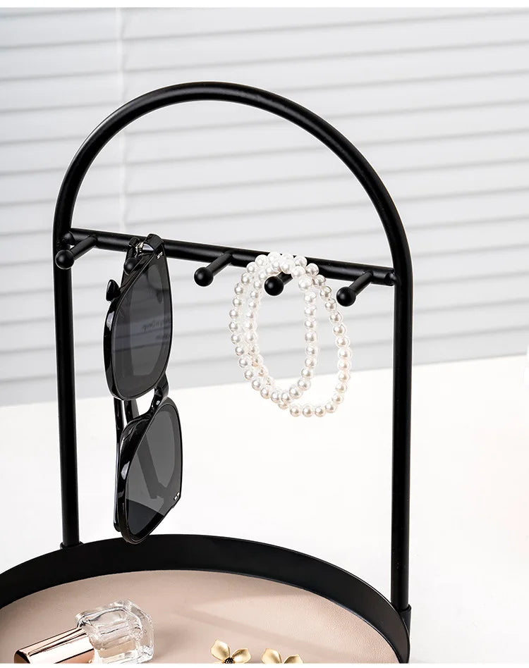 Moderner Schlüsselhalter aus Metall für eine ordentliche Aufbewahrung von Schlüsseln, Schmuck, Karten und kleinen Accessoires. Das mehrschichtige Design mit praktischen Haken bietet viel Stauraum und kann flexibel an der Wand oder auf dem Tisch genutzt werden. Platzsparend, robust und ideal für Flur, Homeoffice, Büro oder Schlafzimmer.