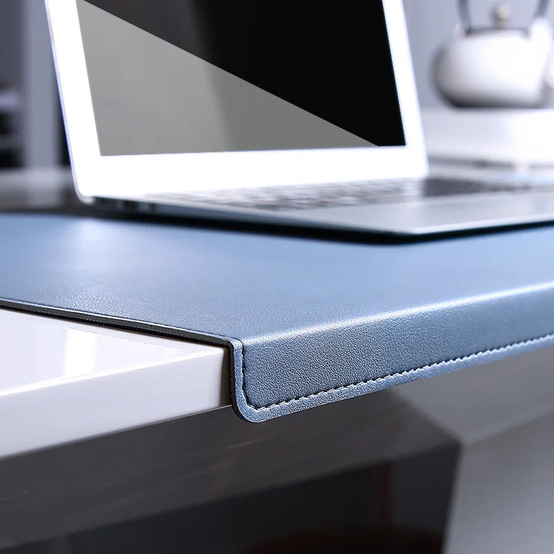 Große ergonomische Schreibtischunterlage mit integrierter Armauflage für mehr Komfort beim Arbeiten, Lernen oder Gaming. Die weiche Polsterung entlastet Handgelenke und Ellenbogen, während die große Fläche Platz für Laptop, Tastatur und Maus bietet. Strapazierfähiges PU-Material, rutschfeste Unterseite und faltbares Design machen sie praktisch, pflegeleicht und ideal für Homeoffice oder Büro.