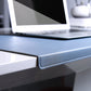 Große ergonomische Schreibtischunterlage mit integrierter Armauflage für mehr Komfort beim Arbeiten, Lernen oder Gaming. Die weiche Polsterung entlastet Handgelenke und Ellenbogen, während die große Fläche Platz für Laptop, Tastatur und Maus bietet. Strapazierfähiges PU-Material, rutschfeste Unterseite und faltbares Design machen sie praktisch, pflegeleicht und ideal für Homeoffice oder Büro.