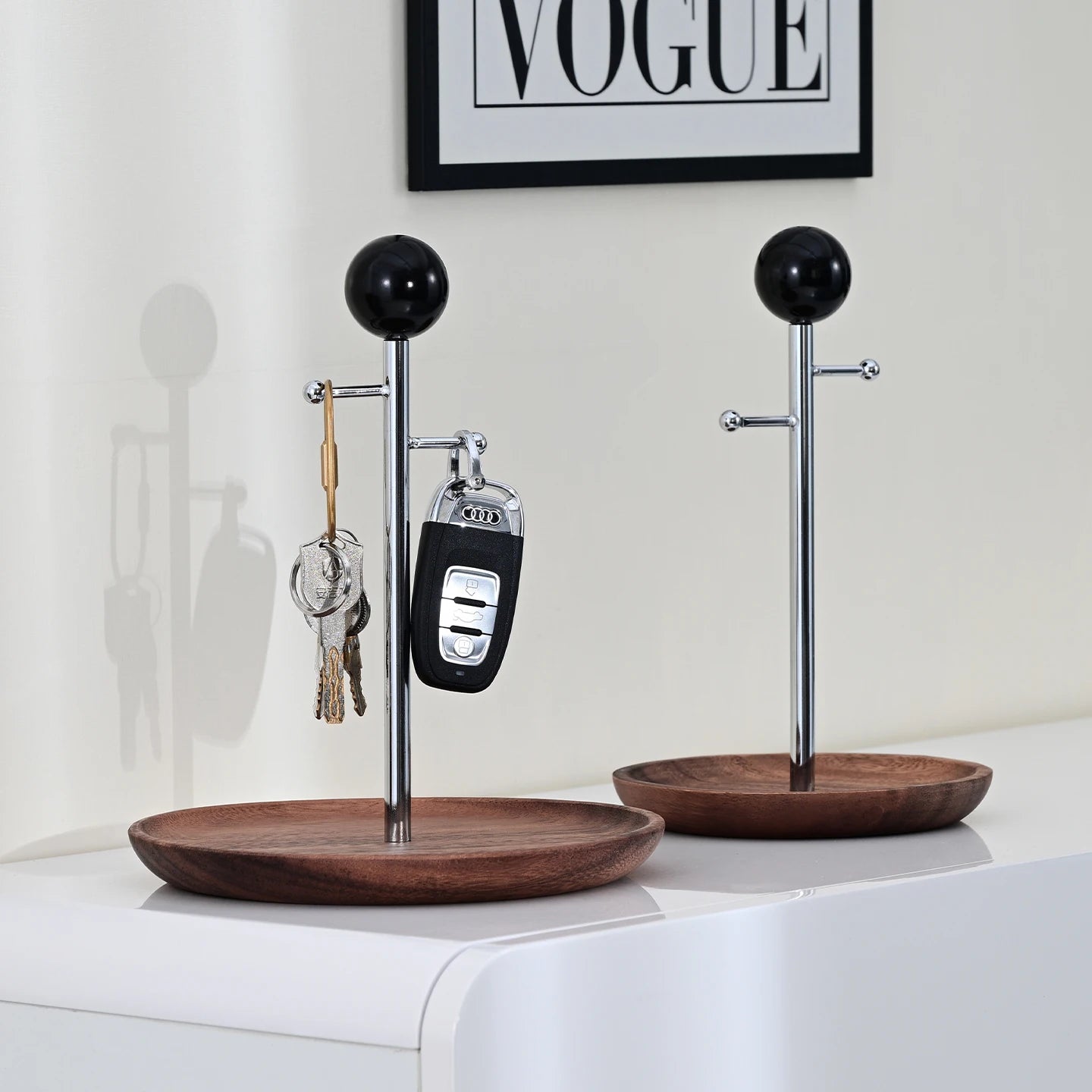 Stilvolles Aufbewahrungstablett aus Holz für eine ordentliche Organisation von Schmuck, Schlüsseln, Uhren und kleinen Alltagsgegenständen. Das natürliche Design sorgt für Ordnung und fügt sich elegant in Schreibtisch, Nachttisch oder Badezimmer ein. Praktisch, dekorativ und vielseitig einsetzbar für Zuhause oder Büro.