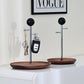 Stilvolles Aufbewahrungstablett aus Holz für eine ordentliche Organisation von Schmuck, Schlüsseln, Uhren und kleinen Alltagsgegenständen. Das natürliche Design sorgt für Ordnung und fügt sich elegant in Schreibtisch, Nachttisch oder Badezimmer ein. Praktisch, dekorativ und vielseitig einsetzbar für Zuhause oder Büro.