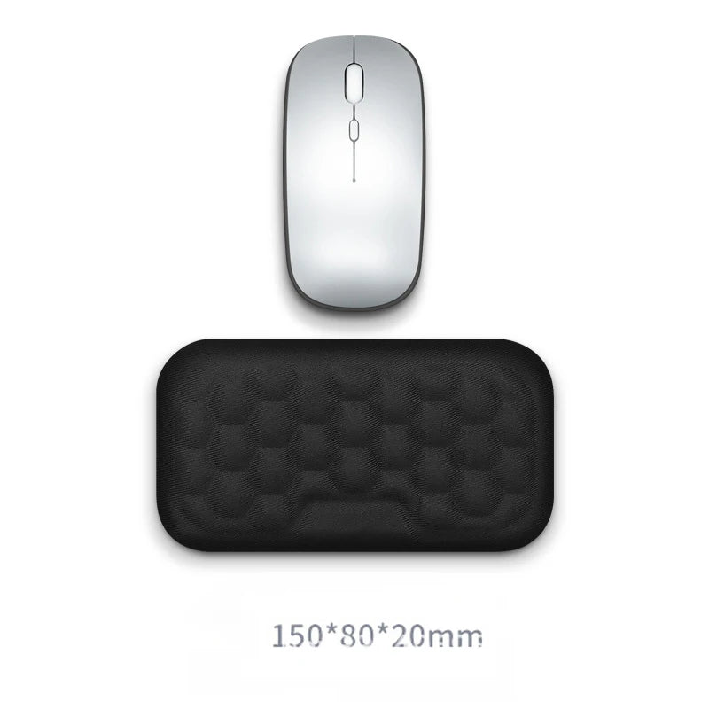 Ergonomisches 2-in-1 Handgelenkauflagen Set – komfortabel arbeiten im Home Office
Dieses hochwertige Set für Tastatur und Maus aus Memory Foam passt sich perfekt an deine Handgelenke an und sorgt für mehr Komfort bei langen Arbeitszeiten. Das ergonomische Design unterstützt eine gesunde Haltung, während die rutschfeste Unterseite Stabilität garantiert. Perfekt für produktives Arbeiten im Home Office, Büro oder beim Gaming.