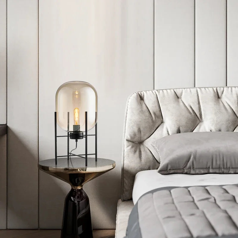 Moderne Tischlampe im nordischen Design für dein Home Office
Diese stilvolle Tischlampe kombiniert minimalistisches Design mit funktionaler Beleuchtung. Der hochwertige Glas-Lampenschirm und das robuste Metall sorgen für eine elegante Optik und langlebige Qualität. Perfekt als Schreibtischlampe im Home Office oder als dekoratives Licht im Wohn- und Schlafzimmer. Dank E27 Fassung kannst du Helligkeit und Lichtfarbe individuell anpassen.