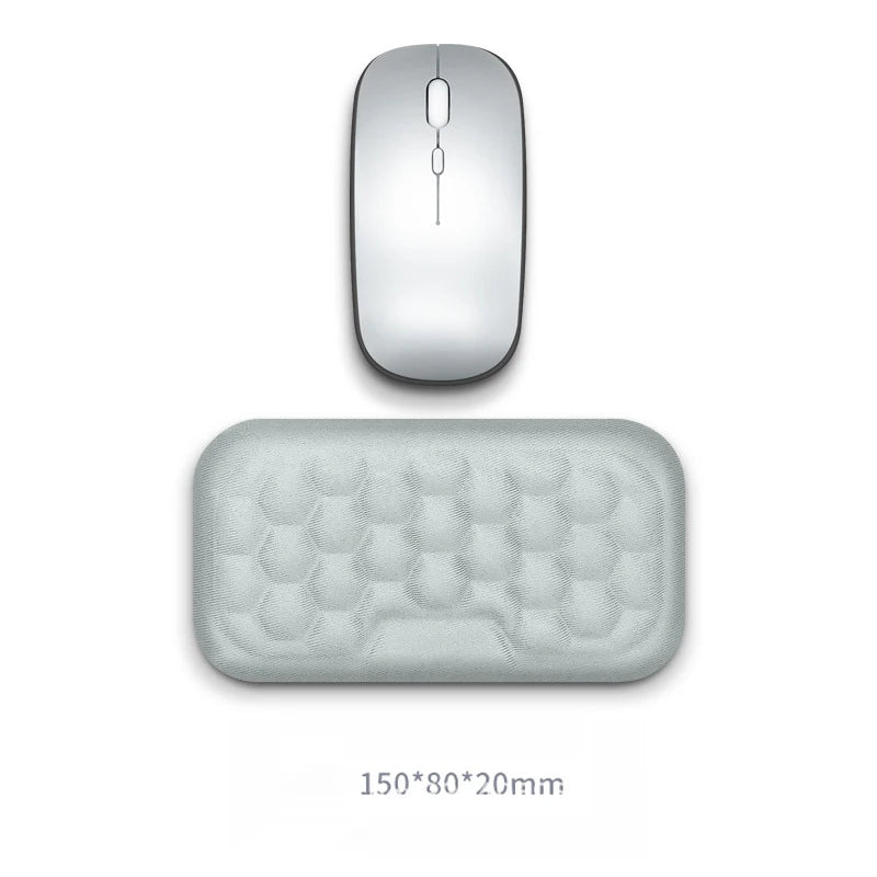 Ergonomisches 2-in-1 Handgelenkauflagen Set – komfortabel arbeiten im Home Office
Dieses hochwertige Set für Tastatur und Maus aus Memory Foam passt sich perfekt an deine Handgelenke an und sorgt für mehr Komfort bei langen Arbeitszeiten. Das ergonomische Design unterstützt eine gesunde Haltung, während die rutschfeste Unterseite Stabilität garantiert. Perfekt für produktives Arbeiten im Home Office, Büro oder beim Gaming.