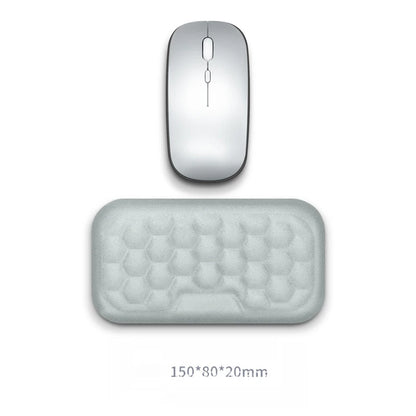 Ergonomisches 2-in-1 Handgelenkauflagen Set – komfortabel arbeiten im Home Office
Dieses hochwertige Set für Tastatur und Maus aus Memory Foam passt sich perfekt an deine Handgelenke an und sorgt für mehr Komfort bei langen Arbeitszeiten. Das ergonomische Design unterstützt eine gesunde Haltung, während die rutschfeste Unterseite Stabilität garantiert. Perfekt für produktives Arbeiten im Home Office, Büro oder beim Gaming.