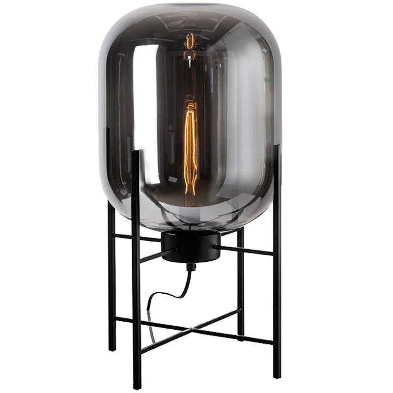 Moderne Tischlampe im nordischen Design für dein Home Office
Diese stilvolle Tischlampe kombiniert minimalistisches Design mit funktionaler Beleuchtung. Der hochwertige Glas-Lampenschirm und das robuste Metall sorgen für eine elegante Optik und langlebige Qualität. Perfekt als Schreibtischlampe im Home Office oder als dekoratives Licht im Wohn- und Schlafzimmer. Dank E27 Fassung kannst du Helligkeit und Lichtfarbe individuell anpassen.