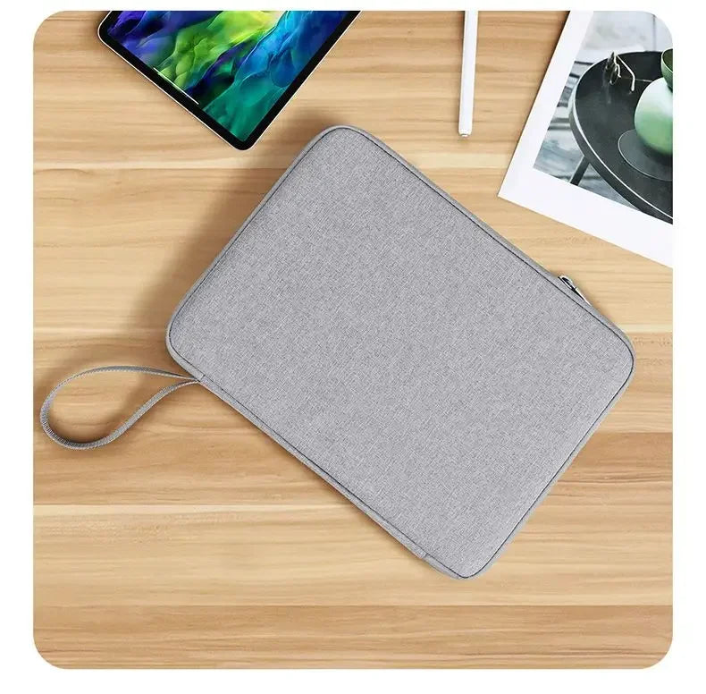 Leichte Tablet-Handtasche aus robustem Nylon für Tablets von 9–11 Zoll. Mit gepolstertem Schutz, praktischer Innenaufteilung und wasserabweisendem Design – ideal für Alltag, Reisen und Business.