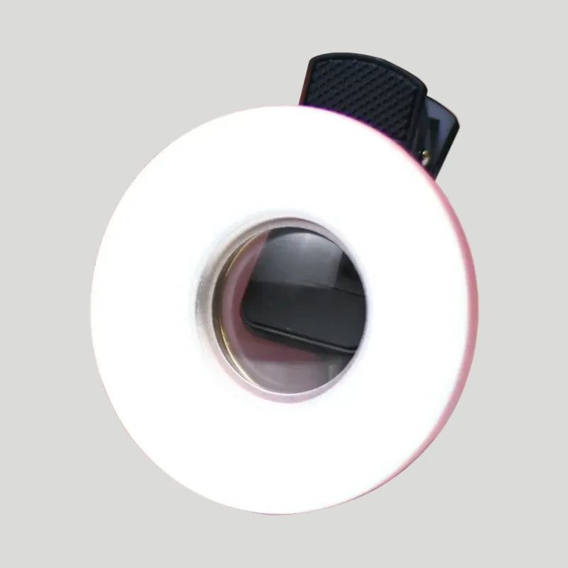 Kompakte LED-Selfie-Lampe mit integrierter 15-fach Makro-Linse für detailreiche Nahaufnahmen, Vlogs, Livestreams und Fotos. Einfach anzuklipsen, leicht zu transportieren und sofort einsatzbereit.
