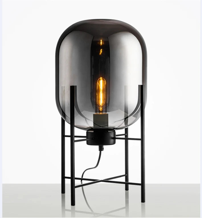 Moderne Tischlampe im nordischen Design für dein Home Office
Diese stilvolle Tischlampe kombiniert minimalistisches Design mit funktionaler Beleuchtung. Der hochwertige Glas-Lampenschirm und das robuste Metall sorgen für eine elegante Optik und langlebige Qualität. Perfekt als Schreibtischlampe im Home Office oder als dekoratives Licht im Wohn- und Schlafzimmer. Dank E27 Fassung kannst du Helligkeit und Lichtfarbe individuell anpassen.