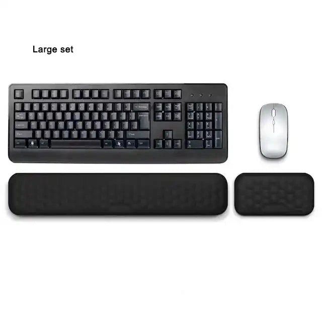 Ergonomisches 2-in-1 Handgelenkauflagen Set – komfortabel arbeiten im Home Office
Dieses hochwertige Set für Tastatur und Maus aus Memory Foam passt sich perfekt an deine Handgelenke an und sorgt für mehr Komfort bei langen Arbeitszeiten. Das ergonomische Design unterstützt eine gesunde Haltung, während die rutschfeste Unterseite Stabilität garantiert. Perfekt für produktives Arbeiten im Home Office, Büro oder beim Gaming.