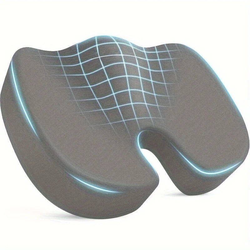 Ergonomisches Sitzkissen aus Memory-Schaum für Büro, Auto und Flugzeug. Unterstützt eine gesunde Sitzhaltung, entlastet Rücken und Gesäß und bleibt dank rutschfester Unterseite sicher an Ort und Stelle. Leicht, komfortabel und vielseitig einsetzbar.