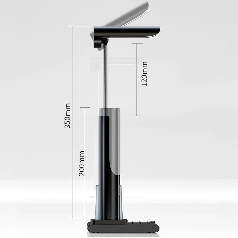 Schreibtischlampe mit Wireless Charging – mehr Komfort im Home Office
Diese smarte LED Lampe vereint Beleuchtung, kabelloses Laden und Organisation in einem modernen Design. Dank verstellbarem Licht, Smartphone-Halterung und integriertem Ladegerät ist sie perfekt für einen produktiven und aufgeräumten Arbeitsplatz im Home Office.