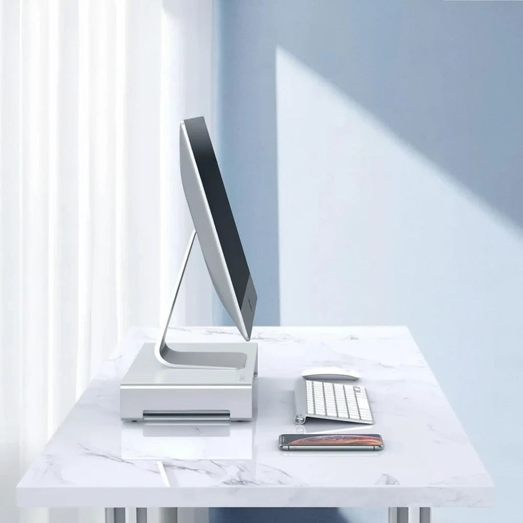 ORICO KCS1 Monitorständer aus Aluminium für eine ergonomische Bildschirmhöhe und einen aufgeräumten Arbeitsplatz. Hebt Laptop oder Monitor auf Augenhöhe, entlastet Nacken und Rücken und schafft zusätzlichen Stauraum unter dem Ständer. Integriertes Kabelmanagement sorgt für Ordnung, das minimalistische Aluminium-Design passt perfekt ins Homeoffice oder Büro und ist kompatibel mit MacBook, Lenovo, Dell und weiteren Geräten.