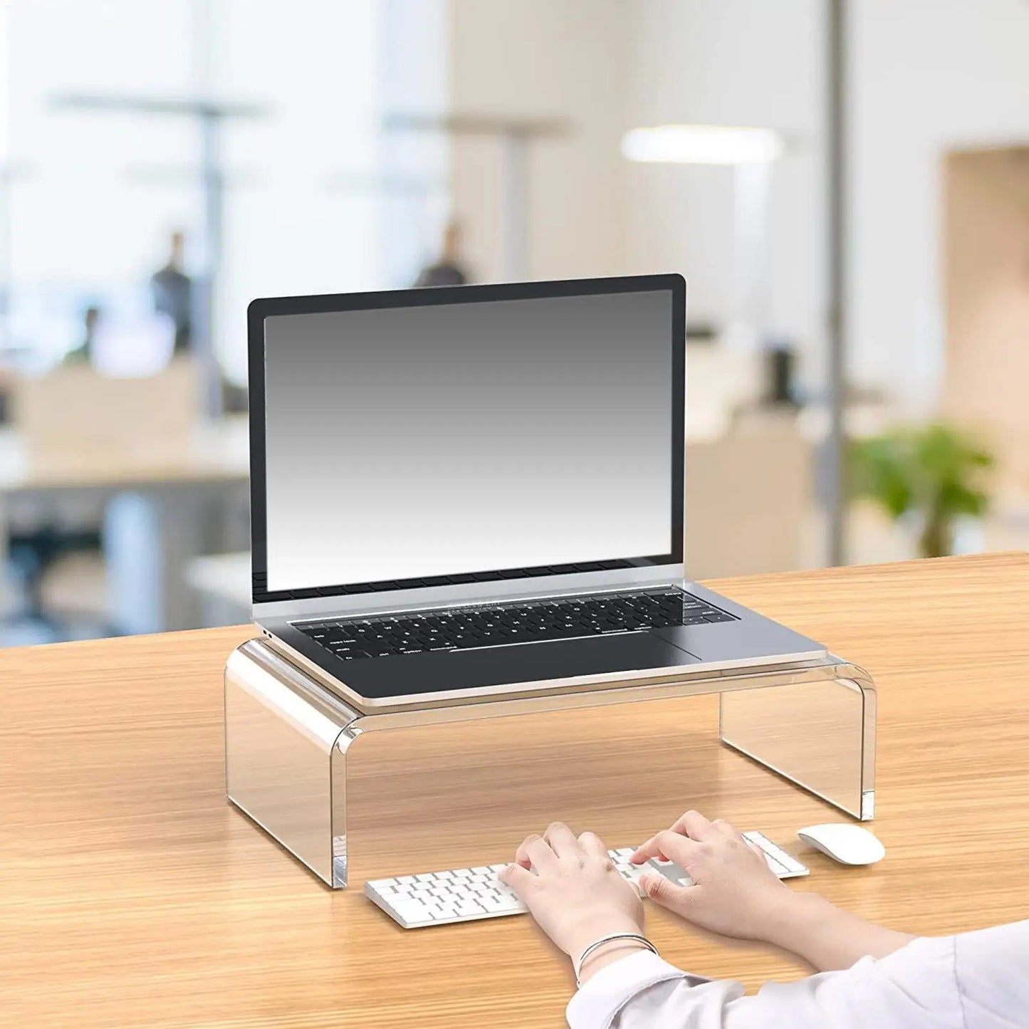 Moderner Monitorständer aus transparentem Acryl für eine ergonomische Bildschirmhöhe und einen aufgeräumten Arbeitsplatz im Homeoffice oder Büro. Das stabile, belastbare Material trägt sicher Monitor oder Laptop, während der erhöhte Stand eine bessere Haltung unterstützt und zusätzlichen Stauraum unter dem Ständer für Zubehör schafft. Pflegeleicht, rutschfest und mit minimalistischem Design für jedes Setup.