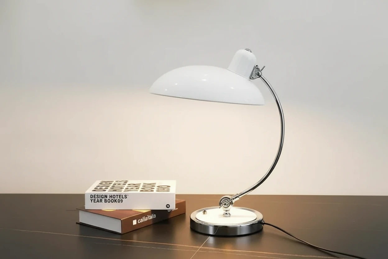 Moderne Tischlampe im Bauhaus- und Nordic-Design – stilvolles Licht für dein Home Office
Diese elegante Tischlampe vereint zeitloses Design mit praktischer Funktionalität. Die verstellbare Lichtausrichtung sorgt für optimalen Komfort beim Arbeiten, während das minimalistische Design jeden Raum optisch aufwertet. Perfekt für ein modernes und gemütliches Home Office
