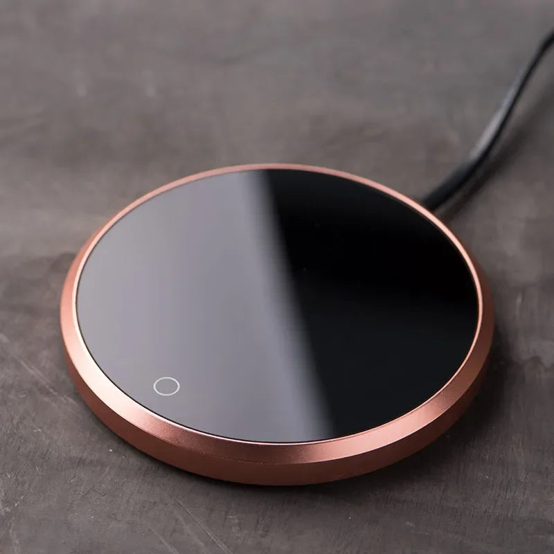 Kompakter USB-Tassenwärmer für Zuhause & Büro – Hält Kaffee, Tee, Milch oder Kakao stundenlang warm. Elegantes, platzsparendes Design mit automatischer Abschaltung nach 8 Stunden – ideal für Schreibtisch, Homeoffice oder als Geschenk.