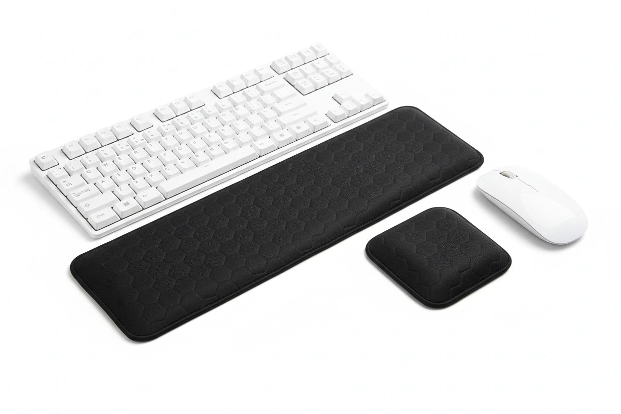 Ergonomisches 2-in-1 Handgelenkauflagen Set – komfortabel arbeiten im Home Office
Dieses hochwertige Set für Tastatur und Maus aus Memory Foam passt sich perfekt an deine Handgelenke an und sorgt für mehr Komfort bei langen Arbeitszeiten. Das ergonomische Design unterstützt eine gesunde Haltung, während die rutschfeste Unterseite Stabilität garantiert. Perfekt für produktives Arbeiten im Home Office, Büro oder beim Gaming.