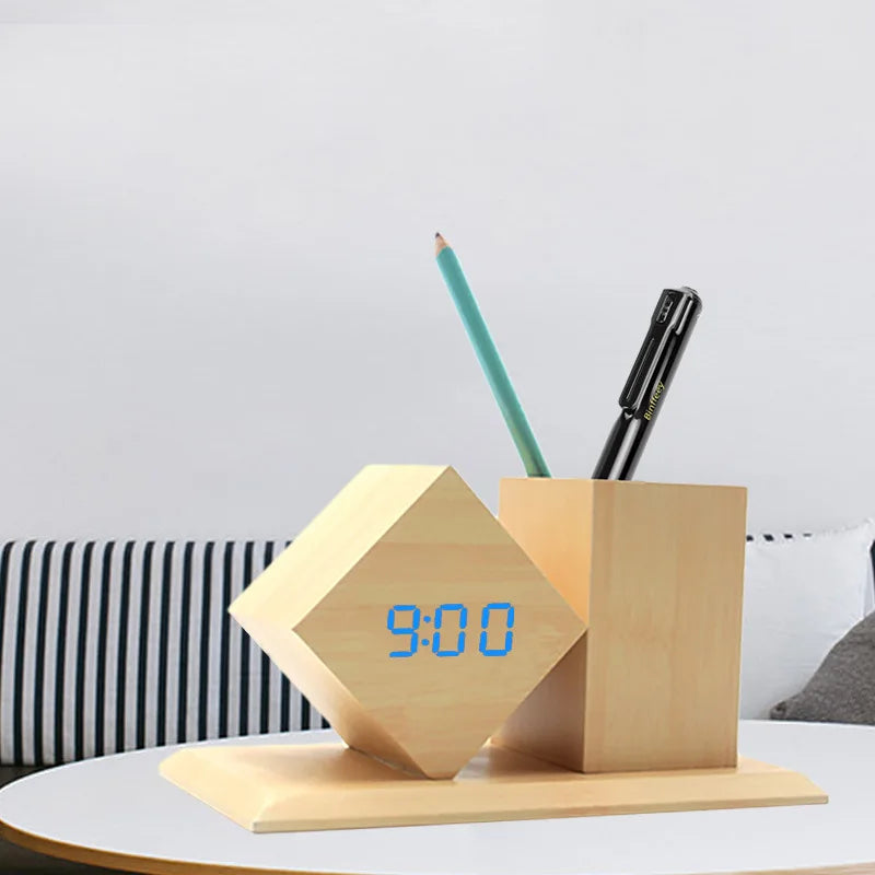 Moderne Holz-Digitaluhr mit integriertem Stiftehalter für mehr Ordnung auf dem Schreibtisch. Das 3-in-1 Design kombiniert LED-Uhr, Organizer und Stiftehalter in einem platzsparenden Gehäuse. Mit USB- oder Batteriebetrieb, natürlicher Holzoptik und praktischer Aufbewahrung ist sie ideal für Homeoffice, Büro oder Arbeitszimmer.
