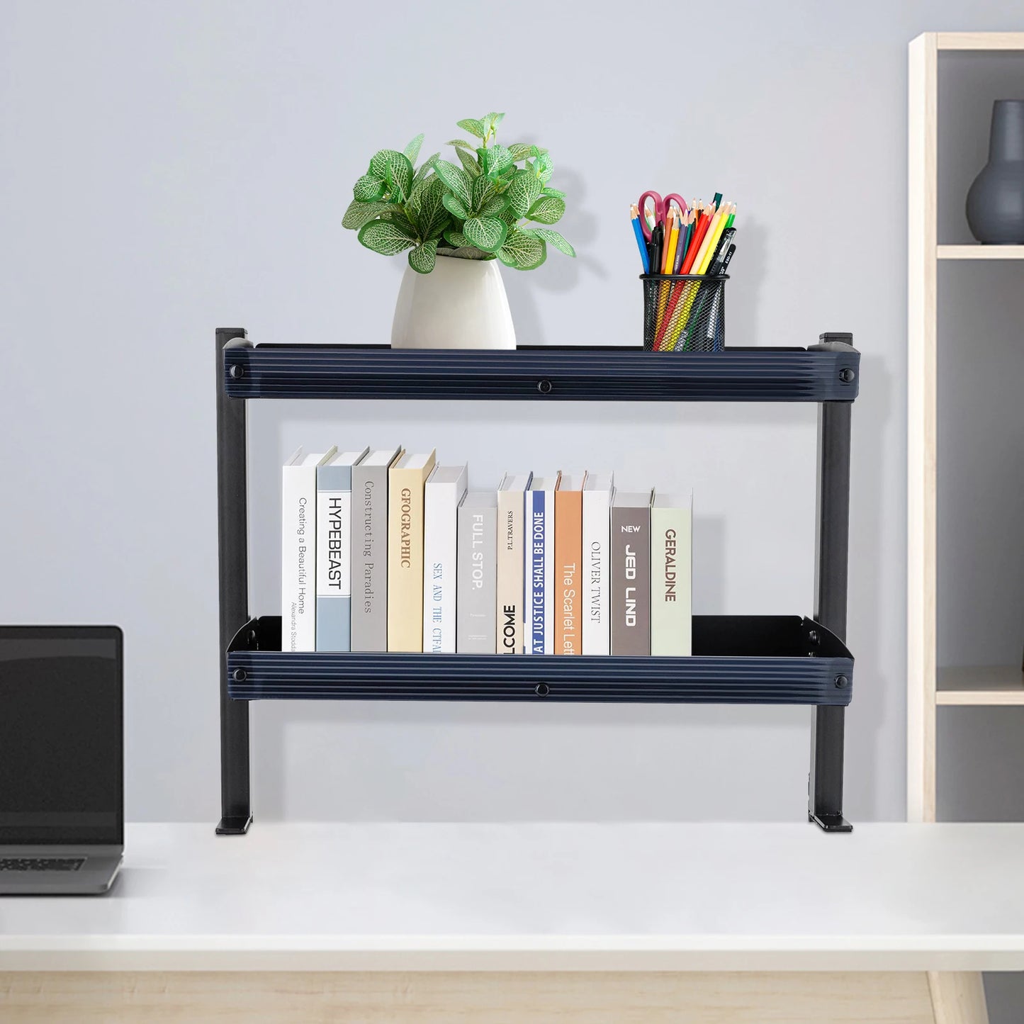 Praktisches 2-stufiges Schreibtischregal zum Anklemmen für Homeoffice, Büro oder Gaming-Setup. Schafft zusätzlichen Stauraum über oder unter der Tischplatte, ohne Bohren oder Platzverlust. Hohe Tragkraft bis 10 kg pro Ebene, verstellbare Tischklemme bis 43 mm und stabiler Schutzrand – platzsparend, robust und vielseitig einsetzbar.