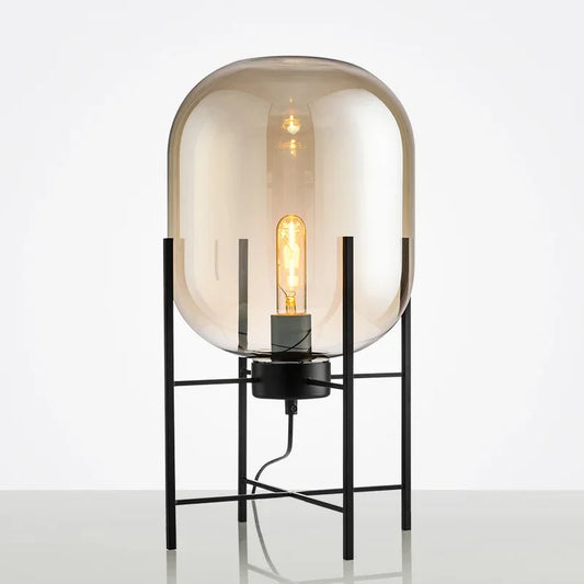 Moderne Tischlampe im nordischen Design für dein Home Office
Diese stilvolle Tischlampe kombiniert minimalistisches Design mit funktionaler Beleuchtung. Der hochwertige Glas-Lampenschirm und das robuste Metall sorgen für eine elegante Optik und langlebige Qualität. Perfekt als Schreibtischlampe im Home Office oder als dekoratives Licht im Wohn- und Schlafzimmer. Dank E27 Fassung kannst du Helligkeit und Lichtfarbe individuell anpassen.